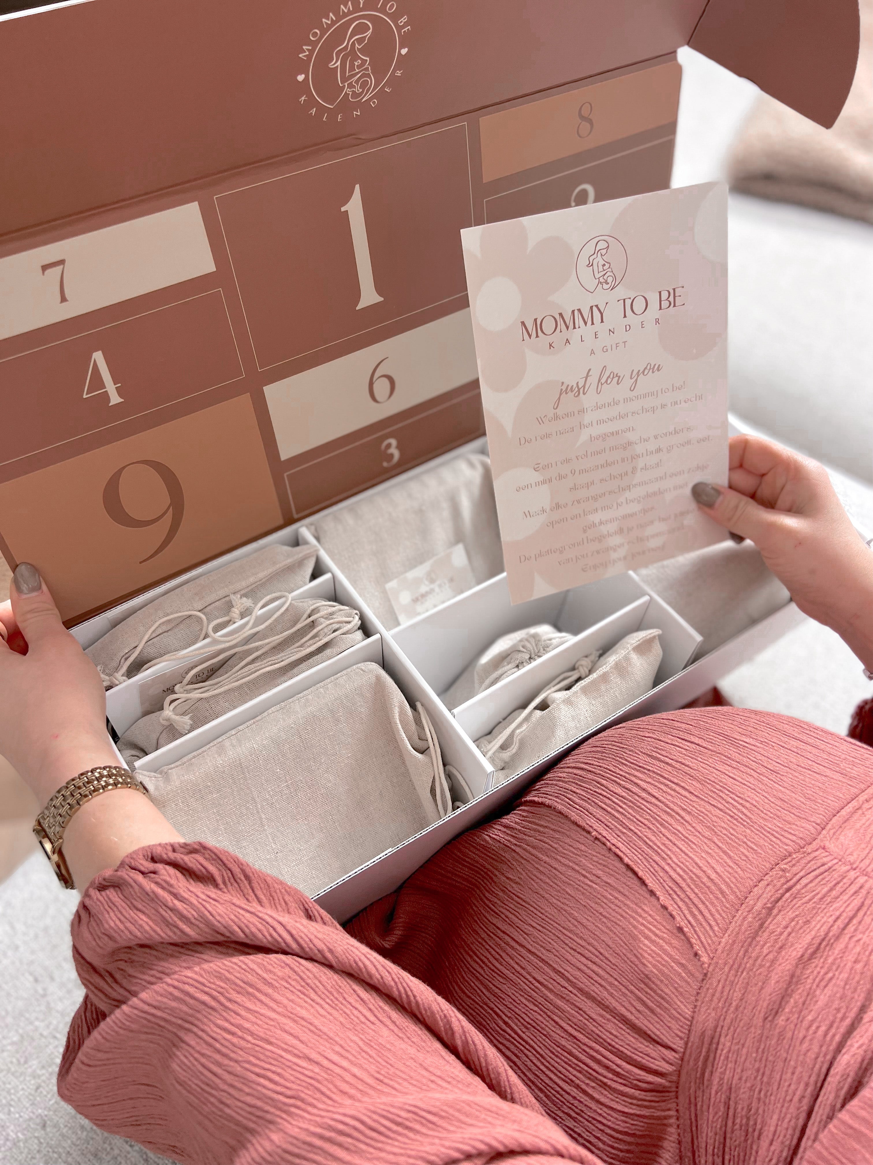 Geopende Mommy To Be kalender met maandcadeaus